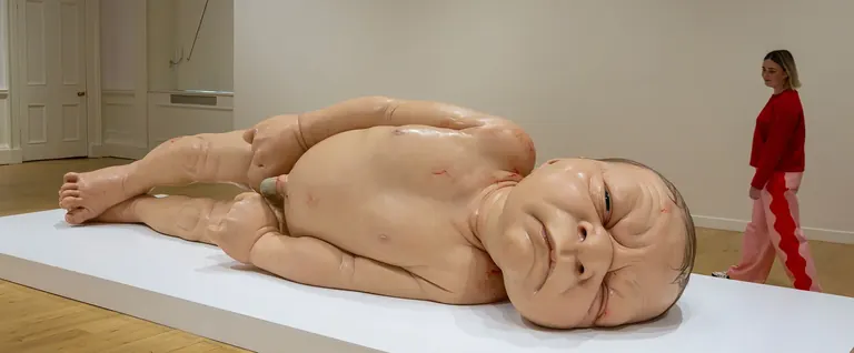 A Girl, la sculpture monumentale de nouveau-né de Ron Mueck