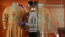 Robe en soie confectionnée à partir de cartes d’évasion et de fuite de la Seconde Guerre mondiale
