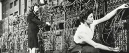Marlyn Wescoff et Ruth Lichterman, deux des six programmeuses de l’ENIAC, en 1946