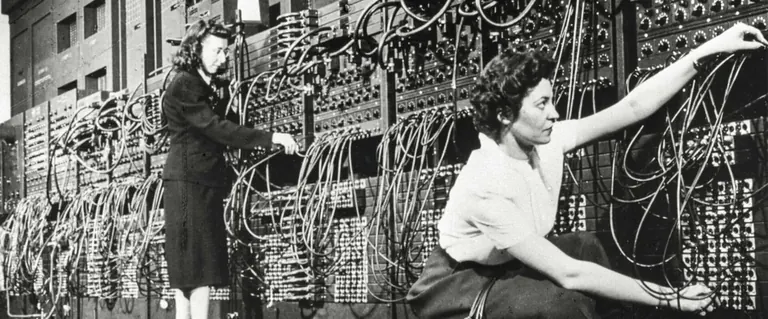 Marlyn Wescoff et Ruth Lichterman, deux des six programmeuses de l’ENIAC, en 1946