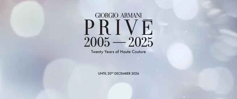 Bannière de l'exposition Giorgio Armani Privé 2005-2025