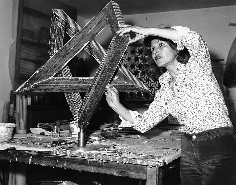 Monir Shahroudy Farmanfarmaian travaillant dans son atelier à Téhéran, en 1975