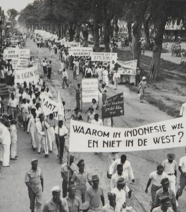 Manifestation anticoloniale au Suriname, photographiée pour l’exposition consacrée aux anciennes colonies néerlandaises