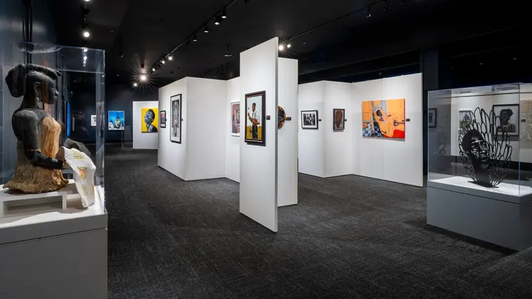 Des visiteurs dans les galeries de l’exposition d’art avec jury Black Creativity, au Griffin Museum of Science and Industry