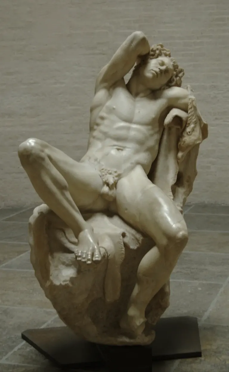 Ο Barberini Faun, μαρμάρινο άγαλμα ενός κοιμισμένου σάτυρου, στη Glyptothek
