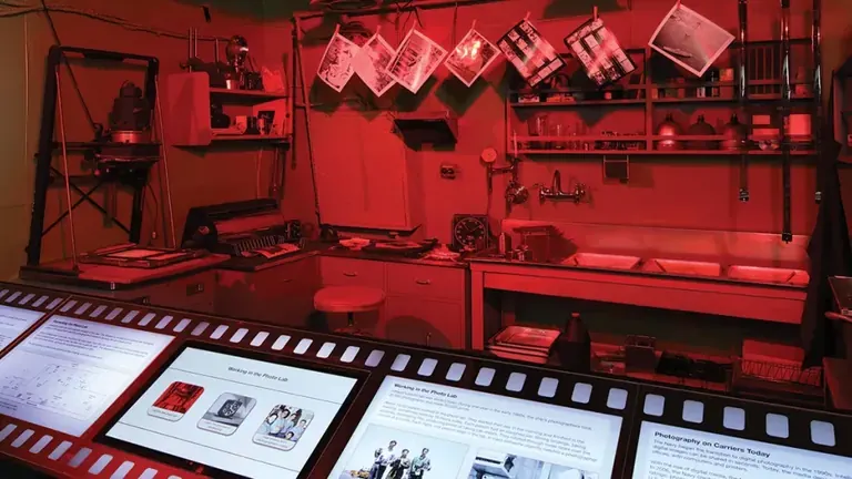 عرض للغرفة المظلمة في معرض Photo Lab على متن حاملة الطائرات USS Intrepid