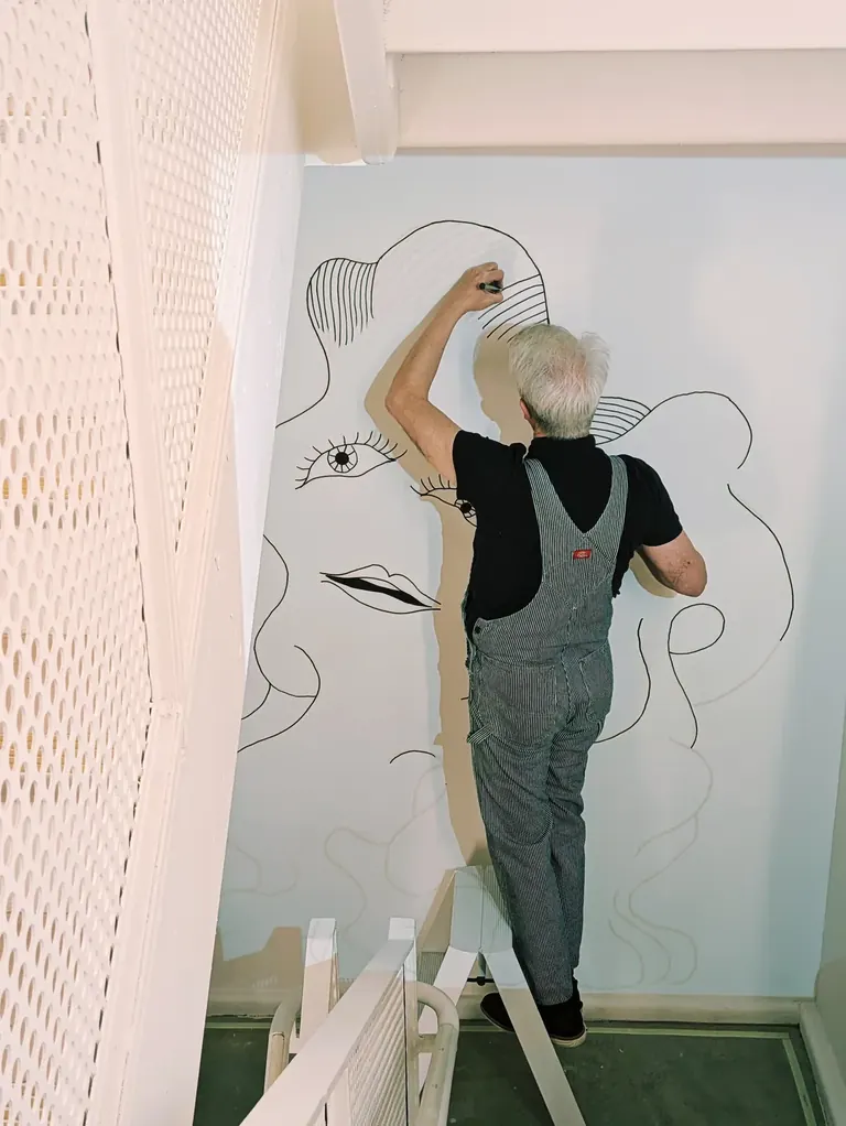 Rysunek klatki schodowej autorstwa Davida Byrne’a, zainstalowany w Pace Gallery w Nowym Jorku