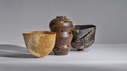 Un ensemble de sculptures en bois tourné et sculpté, de Kim Minwook
