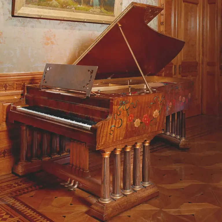 بيانو كبير من صنع Chickering & Sons في غرفة الرسم في Driehaus Museum