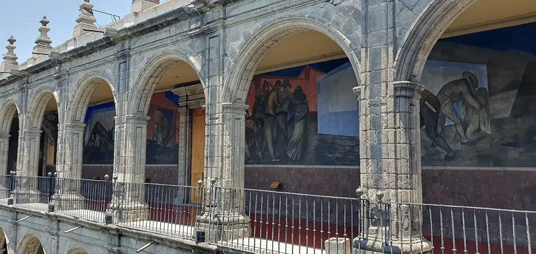 Fresques de José Clemente Orozco le long de la cour principale de San Ildefonso