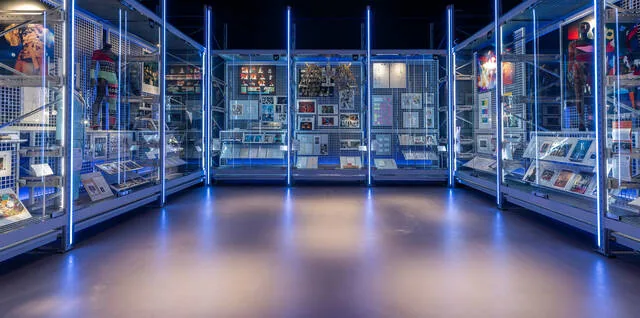 Vestits i material d’arxiu al David Bowie Centre, V&A East Storehouse