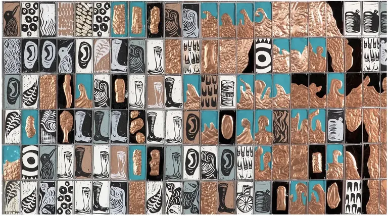 Œuvre murale en grille de Zedekiah Gonsalves Schild, composée d’estampes en relief et de carreaux de cuivre martelés aux motifs récurrents