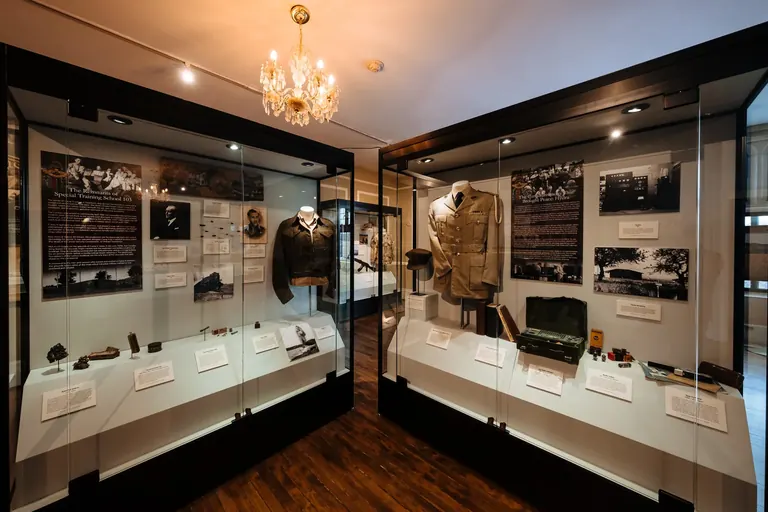 معرض 2 Intelligence وCamp X في Casa Loma