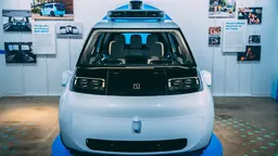 Véhicule autonome Waymo exposé au Petersen Automotive Museum