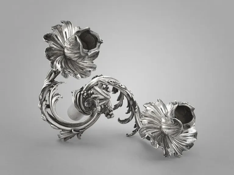 Canelobre de plata de dos braços de Claude II Ballin, cap al 1735, de la donació Michel Lacoste
