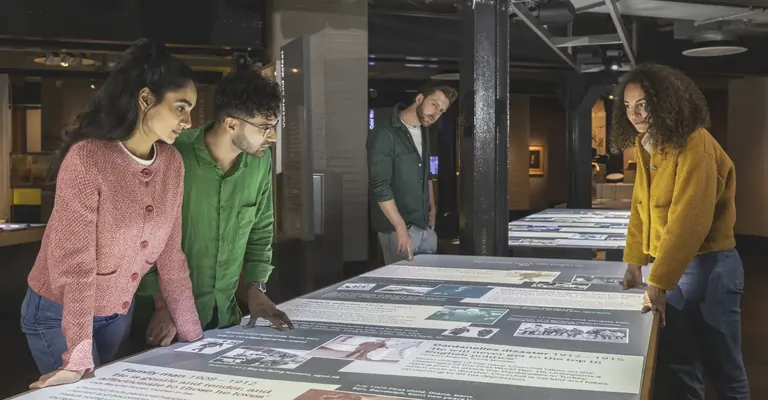 Visitants que exploren la cronologia interactiva Lifeline al Churchill Museum