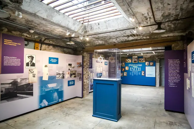 Blick in die Ausstellung „Freedom Through Faith: Judaism at Eastern State and Beyond“ im Eastern State Penitentiary.