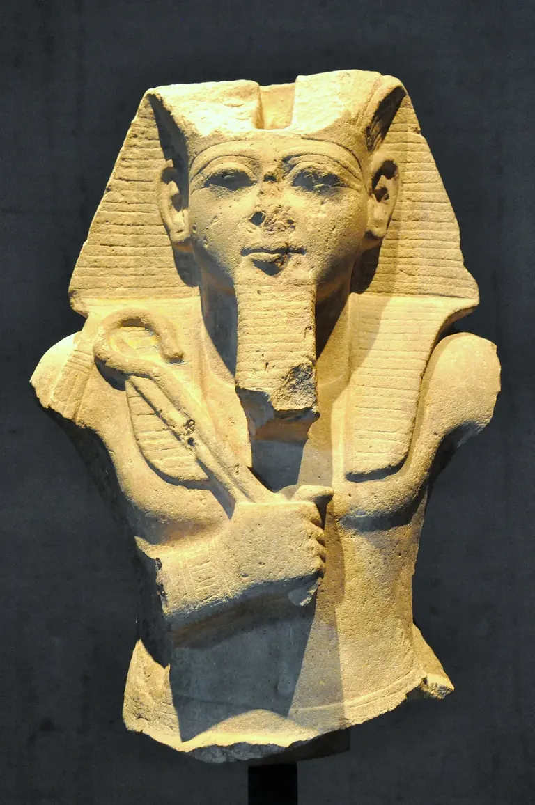 Statue assise de Ramsès II tenant une crosse et un fléau, Staatliches Museum Ägyptischer Kunst, Munich