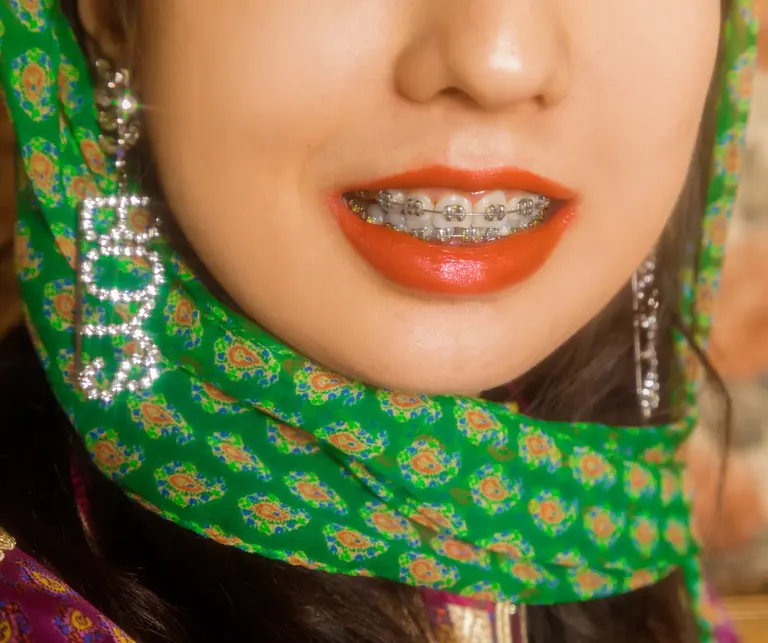 Photographie tirée de la série Hometown de Hailun Ma, 2018, représentant la jeunesse et le style vestimentaire quotidien au Xinjiang