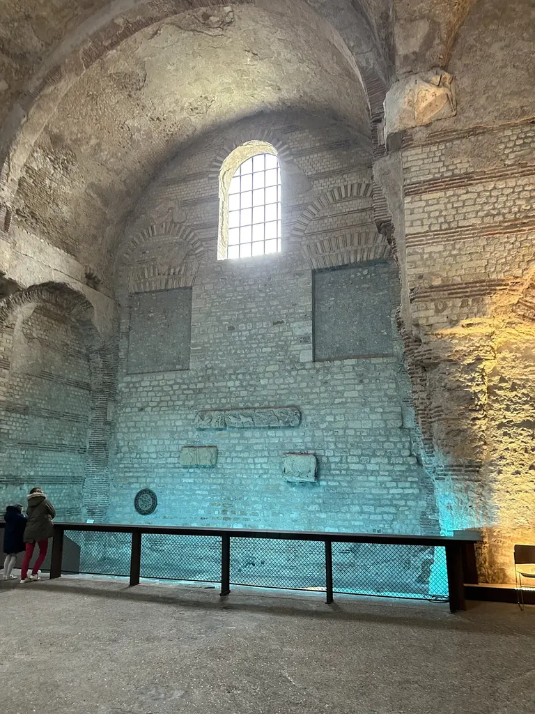 القبة المقبوّة لحمّام frigidarium في Thermes de Cluny من العصر الغالو-روماني