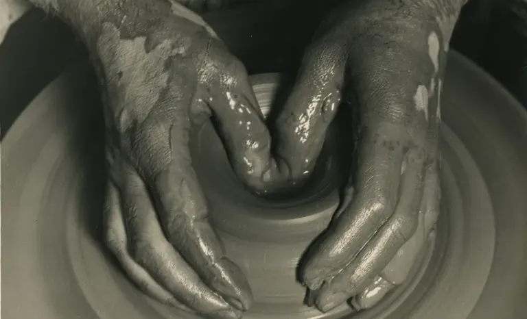 Albert Renger-Patzsch، Creative Hands (Potter's Hands)، 1925–27 (تفصيل)