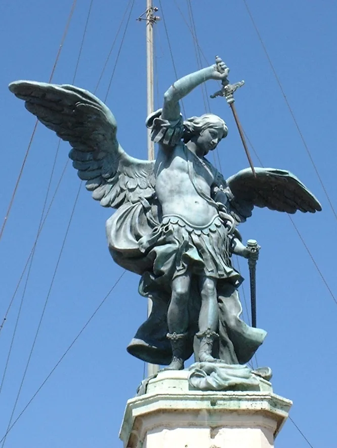 La statue en bronze de l'archange Michel, réalisée par Verschaffelt en 1753, au sommet du Castel Sant'Angelo