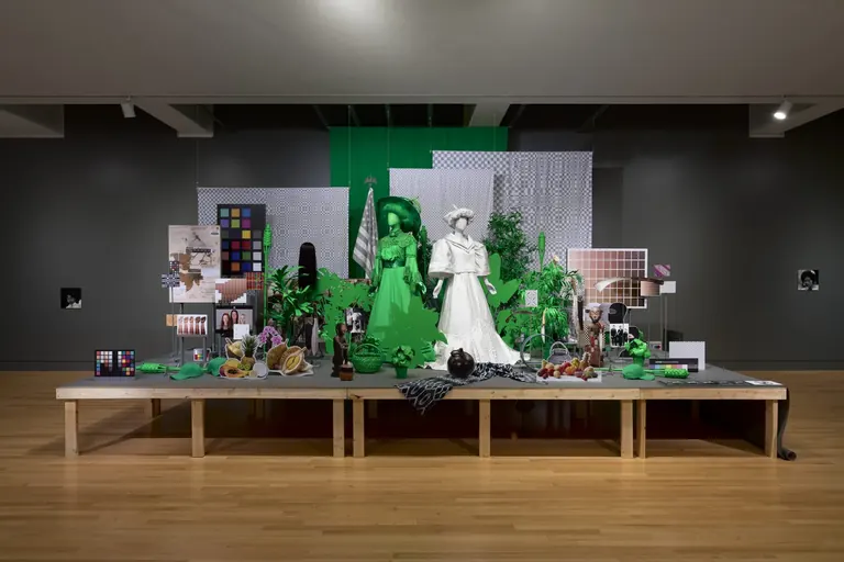 Stephanie Syjuco, Dodge and Burn, vue de l’installation, Seattle, 2024