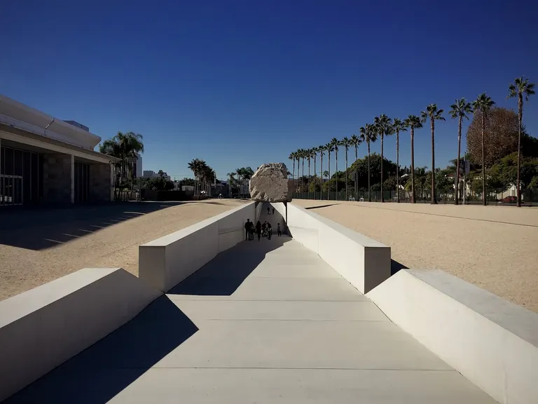 Levitated Mass de Michael Heizer : un gigantesque bloc de granite en surplomb d’une allée en béton au LACMA