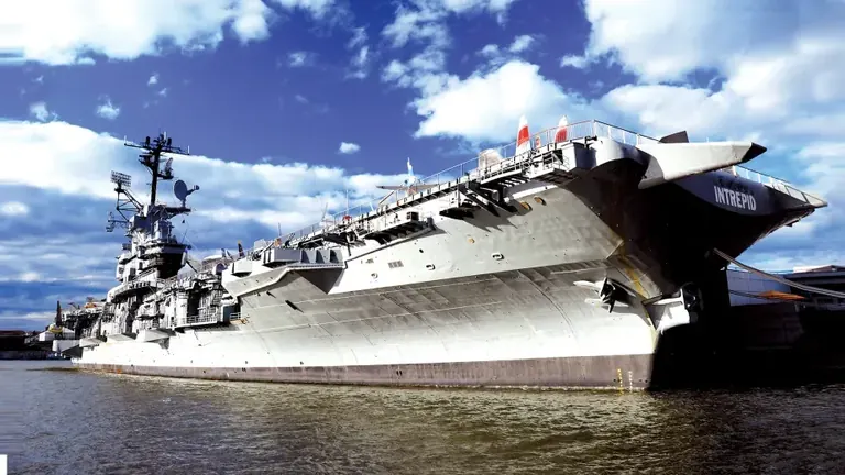 سطح الطيران في حاملة الطائرات USS Intrepid
