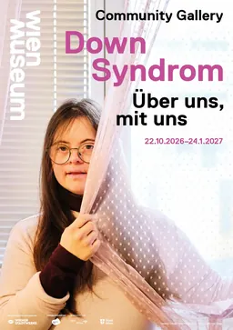 فتاة تمسك بستارة بيضاء تغطي نصف وجهها، من معرض Down Syndrom: Über uns, mit uns