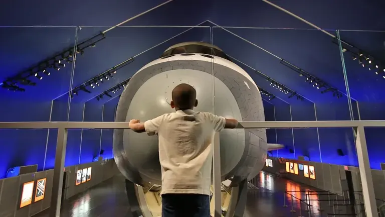 مكوك الفضاء Enterprise داخل جناح متحف Intrepid