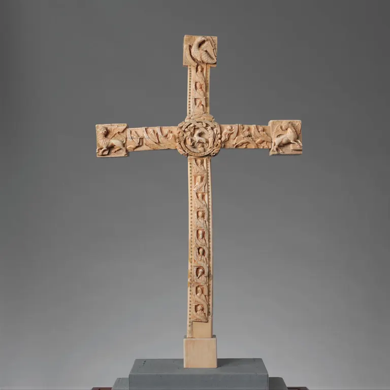 Ο Σταυρός του The Cloisters, ένας ρωμανικός σταυρός βωμού από χαυλιόδοντα θαλάσσιου ίππου, με περίτεχνη γλυπτή διακόσμηση