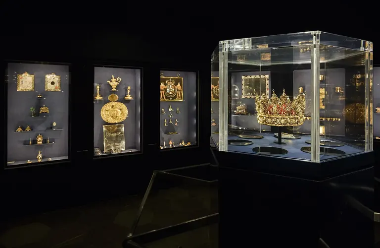 Το στέμμα του Christian IV στη δεύτερη αίθουσα του Θησαυροφυλακίου στο κάστρο Rosenborg