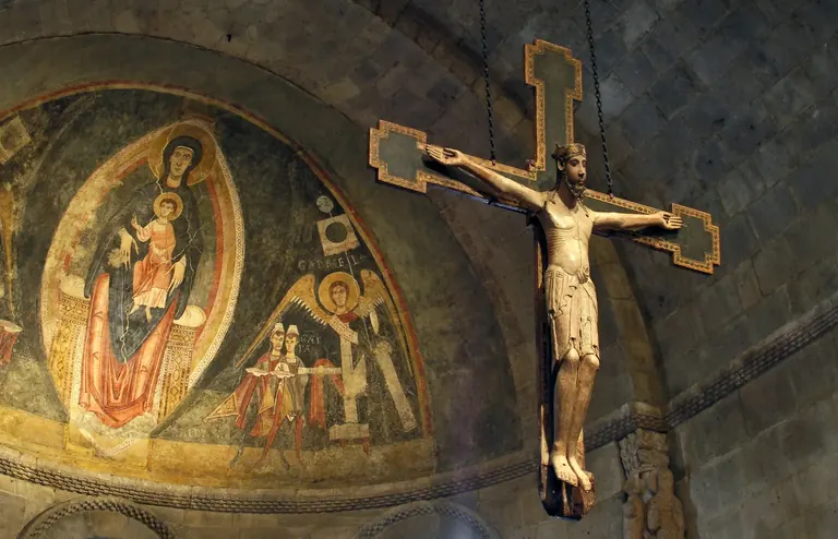 Η ρωμανική αψίδα της Fuentidueña, αναστηλωμένη στο The Met Cloisters, με το στρογγυλό τόξο και την τοιχογραφία της