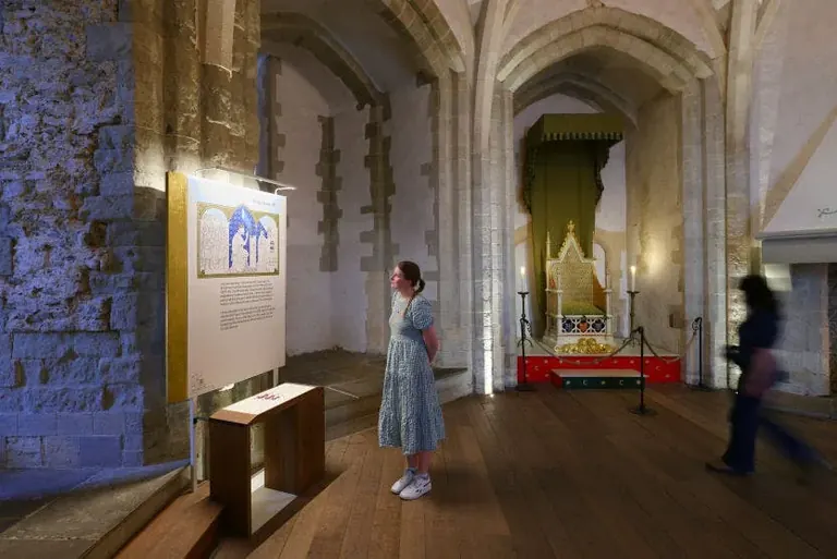 Interior de la Wakefield Tower, amb noves exposicions, una rèplica d’un tron i un canelobre, al Medieval Palace de la Tower of London