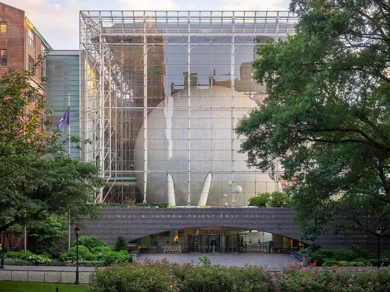 Das gläserne Rose Center for Earth and Space, das die Hayden Sphere umschließt