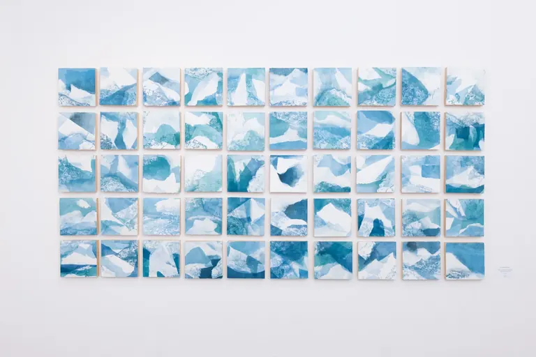 Les eaux-fortes Ice Watch Studies de Megan Broughton, accrochées à un mur de galerie