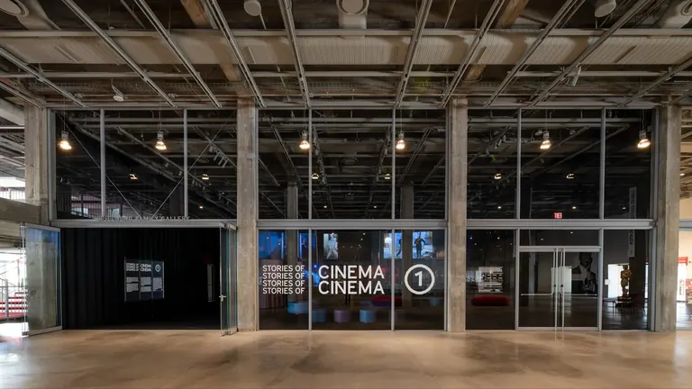 Installation vidéo multicanale dans la Spielberg Family Gallery