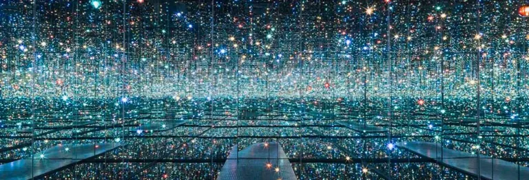 Infinity Mirrored Room: The Souls of Millions of Light Years Away de Yayoi Kusama