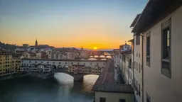 El pont Ponte Vecchio sobre l’Arno, de nit, al llarg del recorregut del Vasari Corridor a Florència