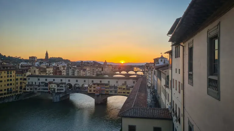 El pont Ponte Vecchio sobre l’Arno, de nit, al llarg del recorregut del Vasari Corridor a Florència