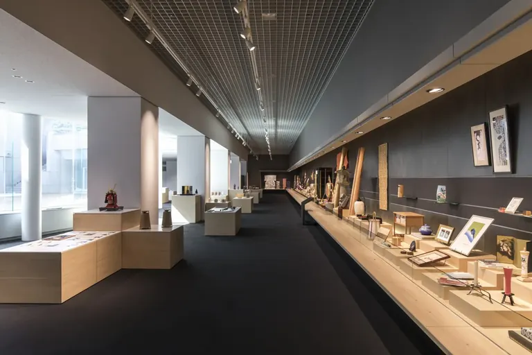 Η μακρόστενη έκθεση 74 Crafts Wall με παραδοσιακές χειροτεχνίες του Kyoto, στη μόνιμη έκθεση