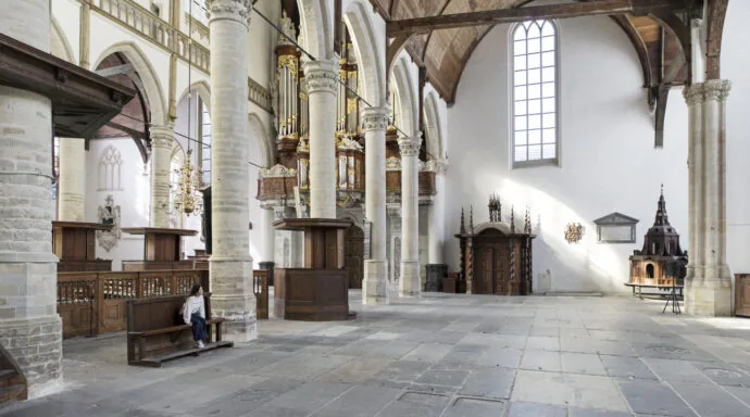 Εσωτερική όψη της Oude Kerk, με τη μεσαιωνική αρχιτεκτονική της