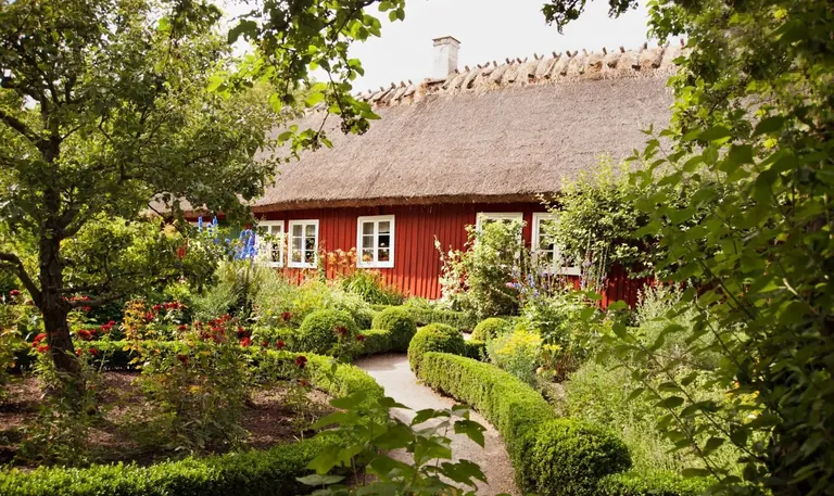 Jardí assolellat a la masia de Skåne, a Skansen