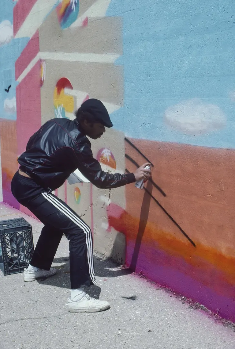 Photographie de Henry Chalfant montrant des graffeurs, présentée dans l’exposition Art Is Not a Crime au STRAAT Museum