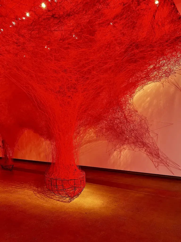 Instalación de hilos de Chiharu Shiota