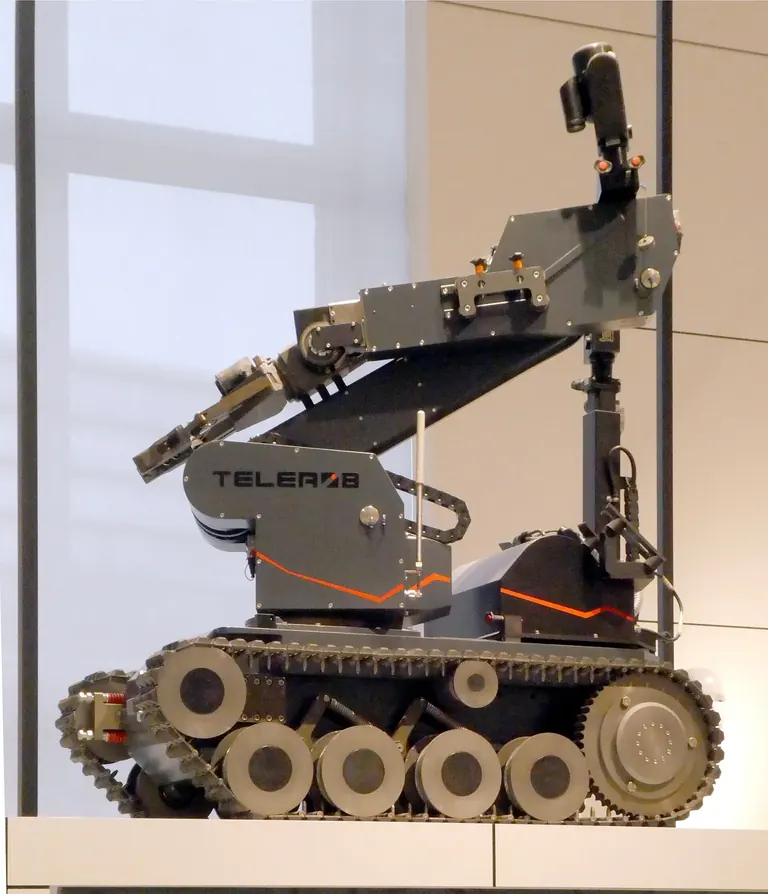 روبوت يعمل بنظام الدفع بالسلاسل معروض في معرض Robotics