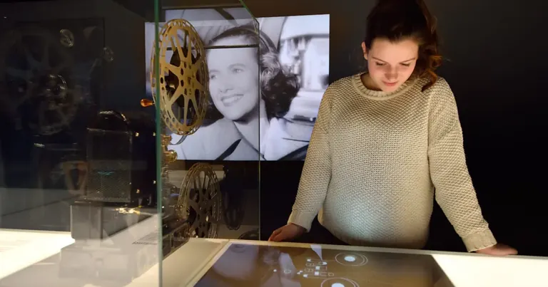 Bisitariek Eye Filmmuseum-en What is Film? erakusketa iraunkorrean