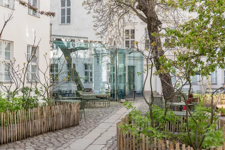 Dan Graham's Bravo pavilion in the KW courtyard