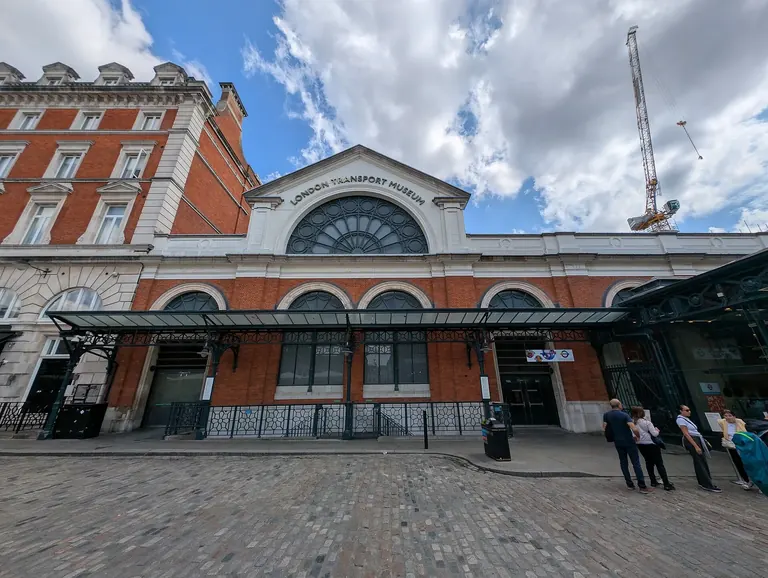 Interior del London Transport Museum, amb galeries expositives i peces exposades, a Covent Garden
